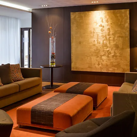 Adagio Centre Apartahotel 3*